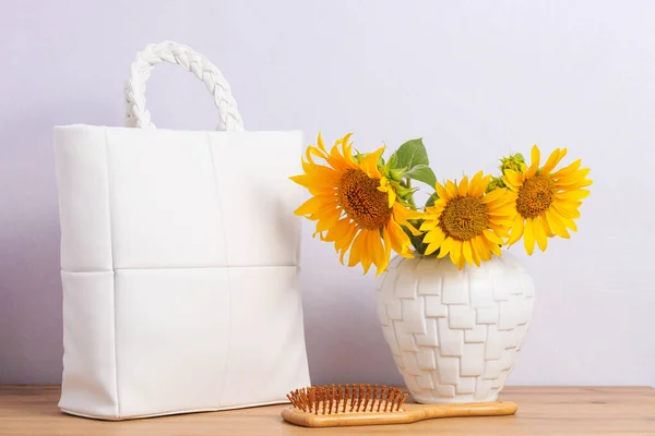 White Leather Shopper Bag Sunflowers Vase Wooden Background — Stock fotografie