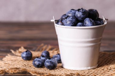 Çuval beyazı kovada olgun yaban mersinleri