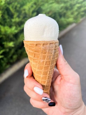 Kadın elinde vanilyalı dondurma..