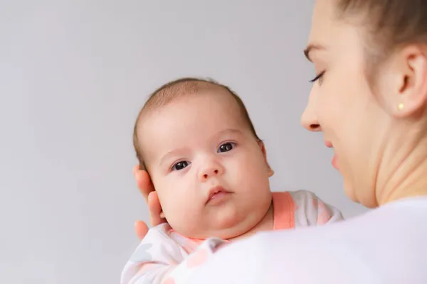 Zbliżenie portret twarz szczęśliwej radości uśmiechnięta mama z pulchny noworodka przestrzeń kopia. młoda słodkie kaukaskie kobieta gospodarstwa obudzić dziecko w ramiona macierzyństwo, niemowlę, dzieciństwo, rodzina, matka dzień koncepcja — Zdjęcie stockowe