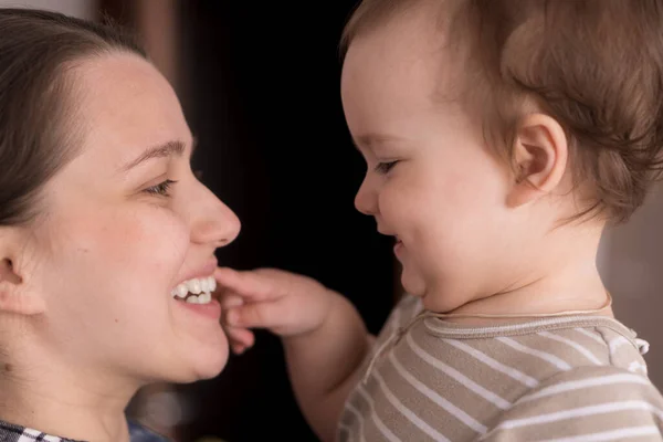 Retrato rosto adorável de pouco alegre criança feliz filha bebê sorriso encantador olhar para a mãe forte abraços amando mamãe juntos. mostrar emoção surpresa deleite alegria sentimentos sinceros riso — Fotografia de Stock