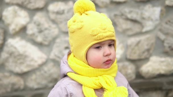 Close-up Retrato de criança europeia pequena suja pobre grl criança em amarelo chapéu de malha casaco cinza sorrindo olhar para a câmera. Emocionalmente criança rindo sorrindo posando tampa olhos mãos fora Outono — Vídeo de Stock