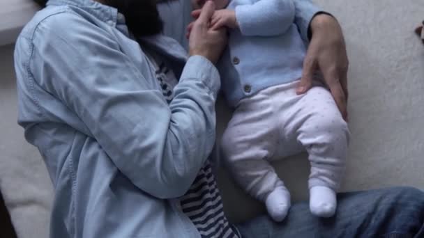 Cinematic Shot Bearded Young Neo Father Strokes Hand Newborn Baby In Nursery At Home. Tata se culca cu un copil mic. Copii, Părinție, Copilărie, Viață, Dragoste, Paternitate, Conceptul de familie — Videoclip de stoc