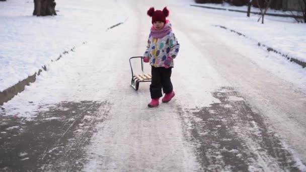 Little Funny White Preschool Girl In Colorful Jacket With Sled Ride Down Slide On Snow In Winter. 《 월 스트리트 저널 》 ( 영어 ). 아이들은 낮잠을 자고 있다. 눈 길이나 도로 위를 걷는 아기. 어린 시절, 교통, 휴가철의 개념 — 비디오