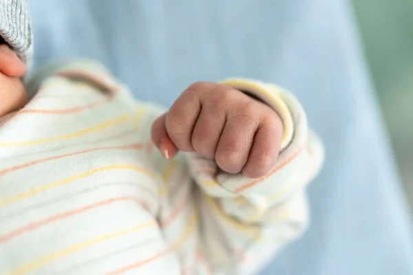 Awake Newborn Baby Face Portrait Acne Irritações alérgicas Early Days Grimace Chorando em fundo azul. Criança começa minutos de vida. Bebês, Parto, Primeiros Momentos de Borning, Princípio de Início. — Fotografia de Stock