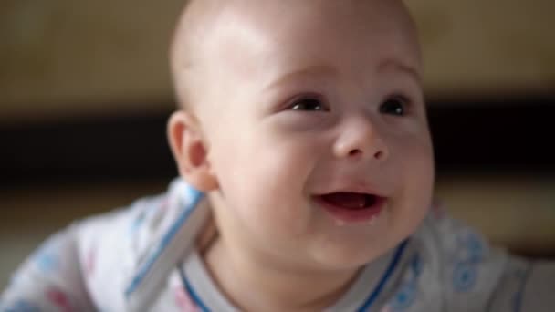 Nouveau-né actif bébé mignon sourire visage sans dents Portrait Les premiers jours sur l'estomac développer le contrôle du cou. 5 mois enfant sur lit blanc regardant la caméra. Bébé, Accouchement, Parentalité, Concept débutant — Video