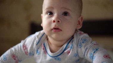 Yenidoğan Aktif Bebek Sevimli Gülümseyen Dişsiz Yüz Portresi Mide Gelişen Boyun Kontrolü Üzerine İlk Günler. 5 aylık çocuk beyaz yatakta kameraya bakıyor. Bebek, Doğum, Ebeveynlik, Başlangıç Konsepti