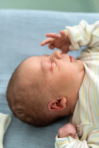 Awake Newborn Baby Face Portrait Acne Irritações alérgicas Early Days Grimace Chorando em fundo azul. Criança começa minutos de vida. Bebês, Parto, Primeiros Momentos de Borning, Princípio de Início. — Fotografia de Stock
