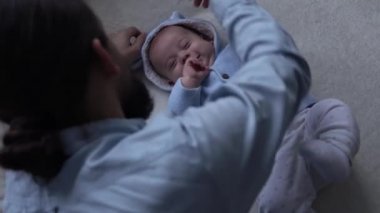 Uzun saçlı otantik sakallı genç baba ve yeni doğmuş bebek yatakta gülümsüyor. Baba, bebek bebekle yatıyor. Çocuklar, Ebeveynlik, Çocukluk, Hayat, Aşk, Babalık, Aile Kavramı