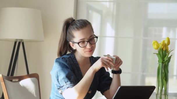 Mujer joven caucásica charlando en el ordenador portátil en casa en la sala de estar. exitosa dama de negocios conduce conferencia sobre la mesa. Profesor feliz trabajando en la exploración de computadoras Internet, Educación, Concepto de Tecnología — Vídeos de Stock