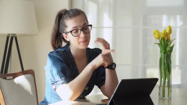 Белая молодая женщина болтает на ноутбуке дома в гостиной. успешная деловая леди ведет конференцию по Столу. Счастливый учитель, работающий над Интернетом, образованием, технологиями — стоковое видео