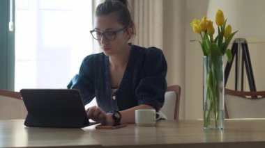 Oturma odasında dizüstü bilgisayarda sohbet eden beyaz bir kadın. Başarılı iş kadını Masa 'daki konferansı yönetiyor. İnternet, Eğitim, Teknoloji Konsepti Üzerinde Çalışan Mutlu Öğretmen
