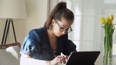 Gerçek başarılı genç kadın oturma odasında telefonda sohbet ediyor. Kullanarak Yazma Araması. Smartphone İnternet 'te Çalışan Mutlu Gülümseyen Kadın. Buisenes, Eğitim, Teknoloji Konsepti