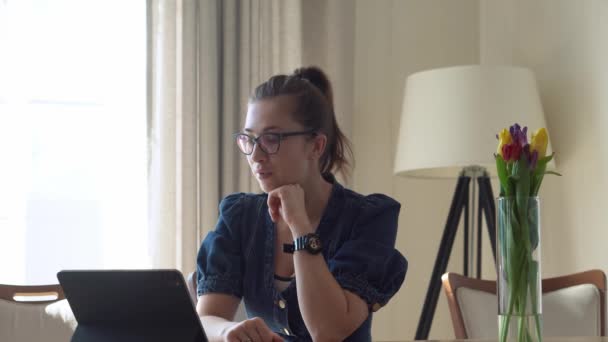 Mulher branca conversando no laptop em casa na sala de estar. senhora de negócios bem sucedida lidera conferência na mesa. Professor feliz trabalhando no computador navegando Internet, Educação, Conceito de Tecnologia — Vídeo de Stock