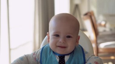 Çocukluk, mutluluk, aile, ötekilik. Neşeli, mutlu, gülümseyen bebek. Kapan surat. Yeni doğan çocuğun duyguları işte. Önlüklü bir çocuk beslenme koltuğunda oturur, mutfakta kürdan kemirir, bebek sakızı ağrısı...