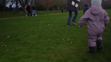 Baba ve Küçük Oğul Hokkabazlık Yarışması Siyah ve Beyaz Klasik Futbol Balosu. İnsanlar spor için içeri giriyor. Genç çocuk futbol oynuyor. Mutlu Aile Ekibi parkta vakit geçirdi. Sağlıklı Yaşam, Şampiyonluk