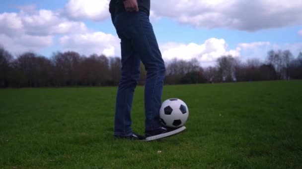 Man In Blue Jeans And Moccasins Malabarismo preto e branco clássico bola de futebol. As pessoas entram para o desporto. Jovem a jogar futebol. Equipe da família feliz ter gastar tempo no parque. Vida saudável, Campeonato — Vídeo de Stock