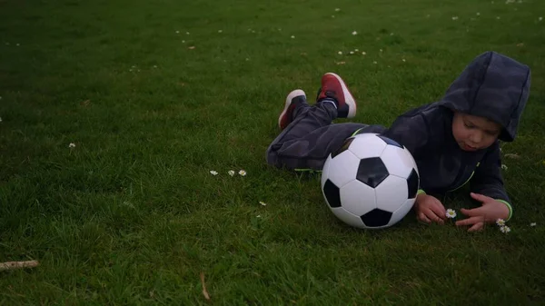 Família feliz de crianças se divertindo no Spring Park. Little Kid Run. Menino mente com preto branco clássico bola de futebol na grama verde. Pessoas a jogar futebol. Infância, Esporte, Conceito de Campeonato — Fotografia de Stock