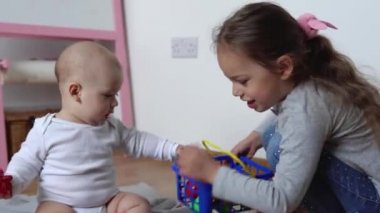 İki Mutlu Kardeşler Oyun Salonundaki Çocuk Kız Çocuğu. Çocuklar Infand ve Anaokulu Ev Yapımı 'nda tahta oyuncaklarla oynuyor. Bebek evde çok zaman geçirdi. Çocukluk, Ebeveynlik, Arkadaşlık Konsepti