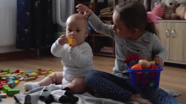 İki Mutlu Kardeşler Oyun Salonundaki Çocuk Kız Çocuğu. Çocuklar Infand ve Anaokulu Ev Yapımı 'nda tahta oyuncaklarla oynuyor. Bebek evde çok zaman geçirdi. Çocukluk, Ebeveynlik, Arkadaşlık Konsepti