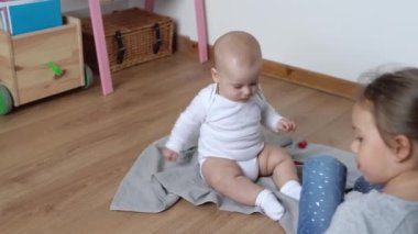 İki Mutlu Kardeşler Oyun Salonundaki Çocuk Kız Çocuğu. Çocuklar Infand ve Anaokulu Ev Yapımı 'nda tahta oyuncaklarla oynuyor. Bebek evde çok zaman geçirdi. Çocukluk, Ebeveynlik, Arkadaşlık Konsepti