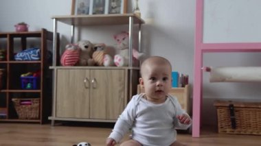 Oyun Salonundaki Yeni Doğan Bebek kutlu olsun. Çocuk, Geometrik figürlerden ev yapımı ahşap oyuncaklarla oynuyor. Çocuk Motor Yetenekleri Oyunu sırasında vakit geçirdi. Çocukluk, Ebeveynlik Konsepti