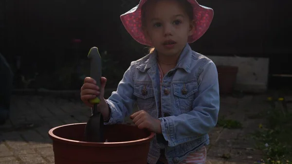 Mor hemmafru med barn Son Dotter bär fungerar handskar förbereda jord att plantera blommor hjälper mamma att ta hand om trädgården utanför. Hjälp gardering plantering miljö Familj Natur — Stockfoto