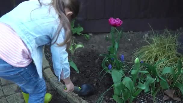 Šťastná školka holčička Dcera nosit pracuje rukavice humic boty sázení květiny v květináči na zahradě. Dítě Pomáhá matce. Rodina Zahradničení přírody, životní prostředí Jaro Letní koncept — Stock video