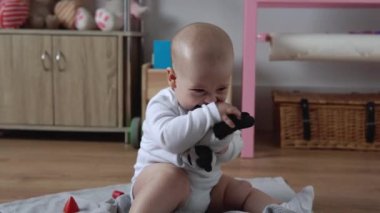 Oyun Salonundaki Yeni Doğan Bebek kutlu olsun. Çocuk, Geometrik figürlerden ev yapımı ahşap oyuncaklarla oynuyor. Çocuk Motor Yetenekleri Oyunu sırasında vakit geçirdi. Çocukluk, Ebeveynlik Konsepti