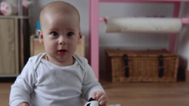 Oyun Salonundaki Yeni Doğan Bebek kutlu olsun. Çocuk, Geometrik figürlerden ev yapımı ahşap oyuncaklarla oynuyor. Çocuk Motor Yetenekleri Oyunu sırasında vakit geçirdi. Çocukluk, Ebeveynlik Konsepti