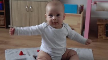 Oyun Salonundaki Yeni Doğan Bebek kutlu olsun. Çocuk, Geometrik figürlerden ev yapımı ahşap oyuncaklarla oynuyor. Çocuk Motor Yetenekleri Oyunu sırasında vakit geçirdi. Çocukluk, Ebeveynlik Konsepti