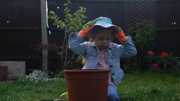 Mor hemmafru med barn Son Dotter bär fungerar handskar förbereda jord att plantera blommor hjälper mamma att ta hand om trädgården utanför. Hjälp gardering plantering miljö Familj Natur — Stockfoto