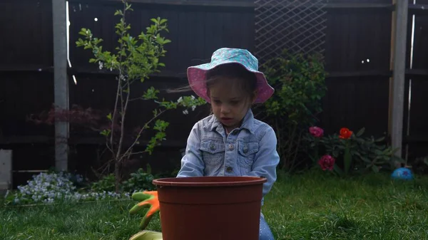 Matka gospodyni z dziećmi Syn Córka nosić działa rękawice przygotowujące ziemię do kwiatów roślin pomaga mamie dbać o ogród na zewnątrz. Pomoc w ogrodnictwie sadzenie środowiska Przyroda rodzinna — Zdjęcie stockowe