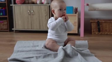 Oyun Salonundaki Yeni Doğan Bebek kutlu olsun. Çocuk, Geometrik figürlerden ev yapımı ahşap oyuncaklarla oynuyor. Çocuk Motor Yetenekleri Oyunu sırasında vakit geçirdi. Çocukluk, Ebeveynlik Konsepti