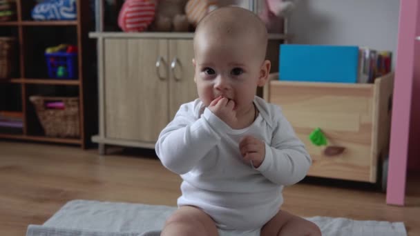 Joyeux nouveau-né dans la salle de jeu. Enfant enfant jouer avec des jouets en bois à la maison construire des constructions à partir de figures géométriques. Enfant ont passer du temps pendant le jeu de compétences motrices. Enfance, concept de parentalité — Video