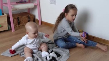 İki Mutlu Kardeşler Oyun Salonundaki Çocuk Kız Çocuğu. Çocuklar Infand ve Anaokulu Ev Yapımı 'nda tahta oyuncaklarla oynuyor. Bebek evde çok zaman geçirdi. Çocukluk, Ebeveynlik, Arkadaşlık Konsepti