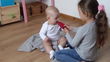 İki Mutlu Kardeşler Oyun Salonundaki Çocuk Kız Çocuğu. Çocuklar Infand ve Anaokulu Ev Yapımı 'nda tahta oyuncaklarla oynuyor. Bebek evde çok zaman geçirdi. Çocukluk, Ebeveynlik, Arkadaşlık Konsepti