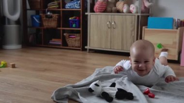 Oyun Salonundaki Yeni Doğan Bebek kutlu olsun. Çocuk, Geometrik figürlerden ev yapımı ahşap oyuncaklarla oynuyor. Çocuk Motor Yetenekleri Oyunu sırasında vakit geçirdi. Çocukluk, Ebeveynlik Konsepti