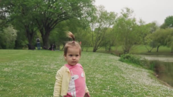 Happy Funny Toddler Baby Girl Dziecko uciekł od matki w Summer Park.Windy pogoda na zewnątrz. Mama Chase śledzi córkę. Drużyna marzeń. Dzieci i przyroda. Dzieciństwo, koncepcja macierzyństwa — Wideo stockowe