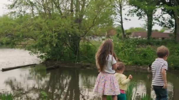 Família Feliz Três Crianças Correm Pernas Perto Lago Pescar Pessoas — Vídeo de Stock
