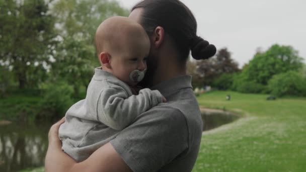 Paternidad Papá Sosteniendo Poco Feliz Sonriente Lindo Hijo Caricia Mascotas — Vídeos de Stock