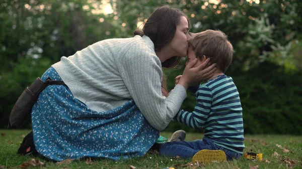 Bambino Sta Piangendo Nel Parco Tra Braccia Della Mamma Mamma — Foto Stock