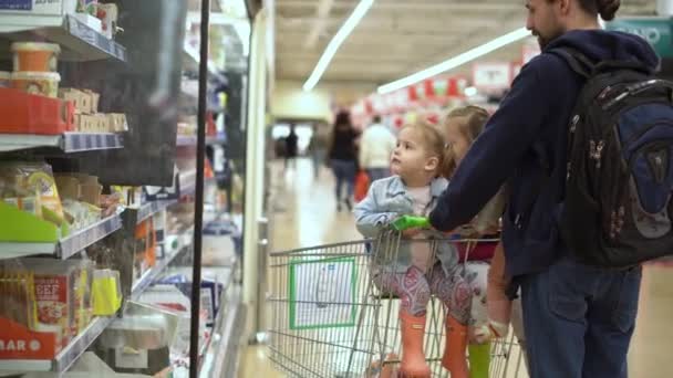 Compras Lista Crisis Alimentarias Conceptos Padre Con Dos Hijas Supermercado — Vídeos de Stock