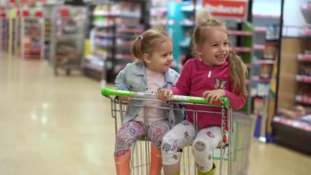 Boodschappenlijst Voedselcrises Concepten Vader Met Twee Dochters Supermarkt Kinderen Zitten — Stockvideo