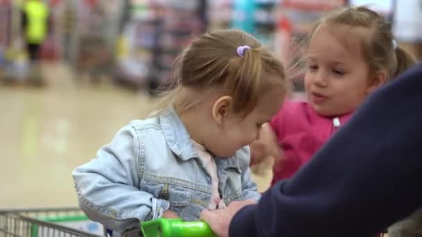 Bevásárlólista Élelmiszerválság Fogalmak Apa Két Lánnyal Szupermarketben Gyerekek Ülnek Kocsiban — Stock videók