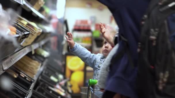 Shopping Lista Livsmedelskriser Koncept Far Med Två Döttrar Snabbköpet Barn — Stockvideo