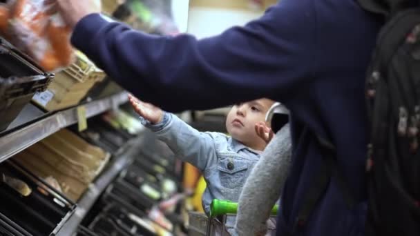 Lista Compras Conceitos Crises Alimentares Pai Com Duas Filhas Supermercado — Vídeo de Stock