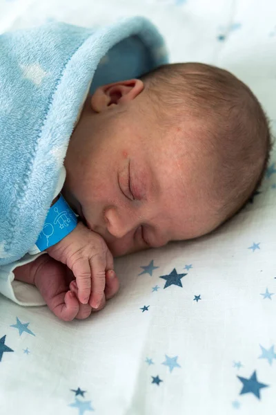Yeni Doğan Bebek Kırmızı Şirin Surat Portresi Eski Günlerde Mavi Stok Fotoğraf