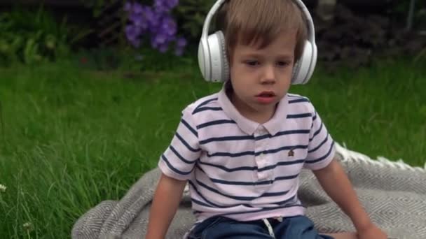 Pohledný Usměvavý Chlapec Poslouchající Hudbu Sluchátkách Děti Technologie Láska Hudbě — Stock video