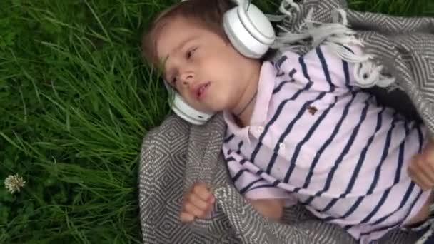Гарний Сумний Емоційний Хлопчик Слухає Музику Навушниках Діти Технології Любов — стокове відео